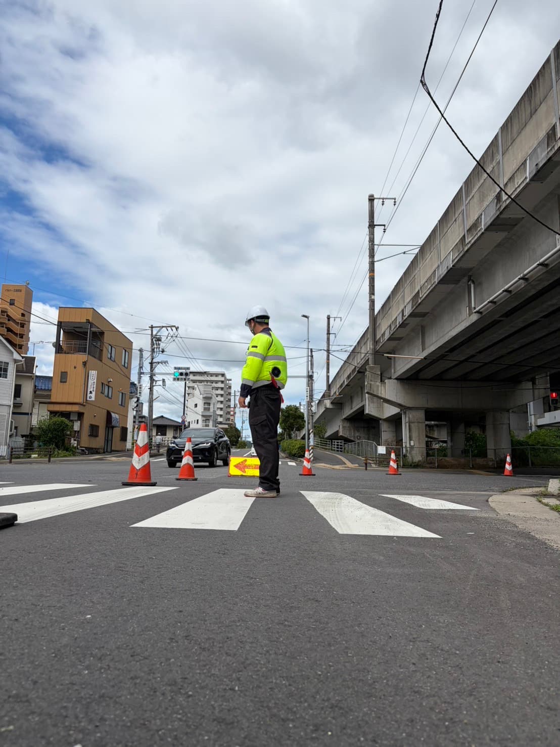 路肩規制現場での若手警備員