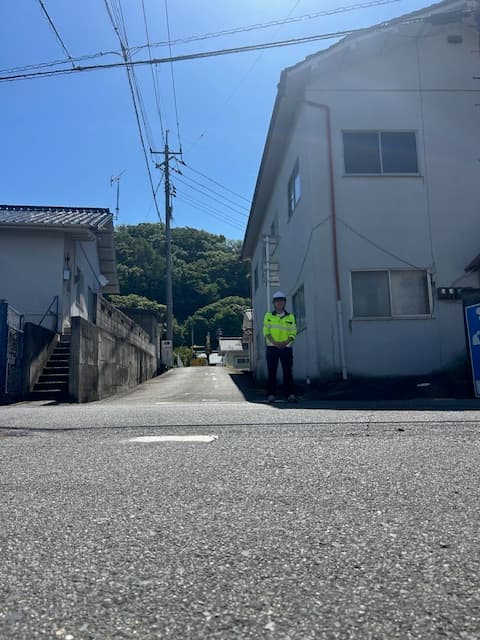 通行止め規制の交通誘導現場