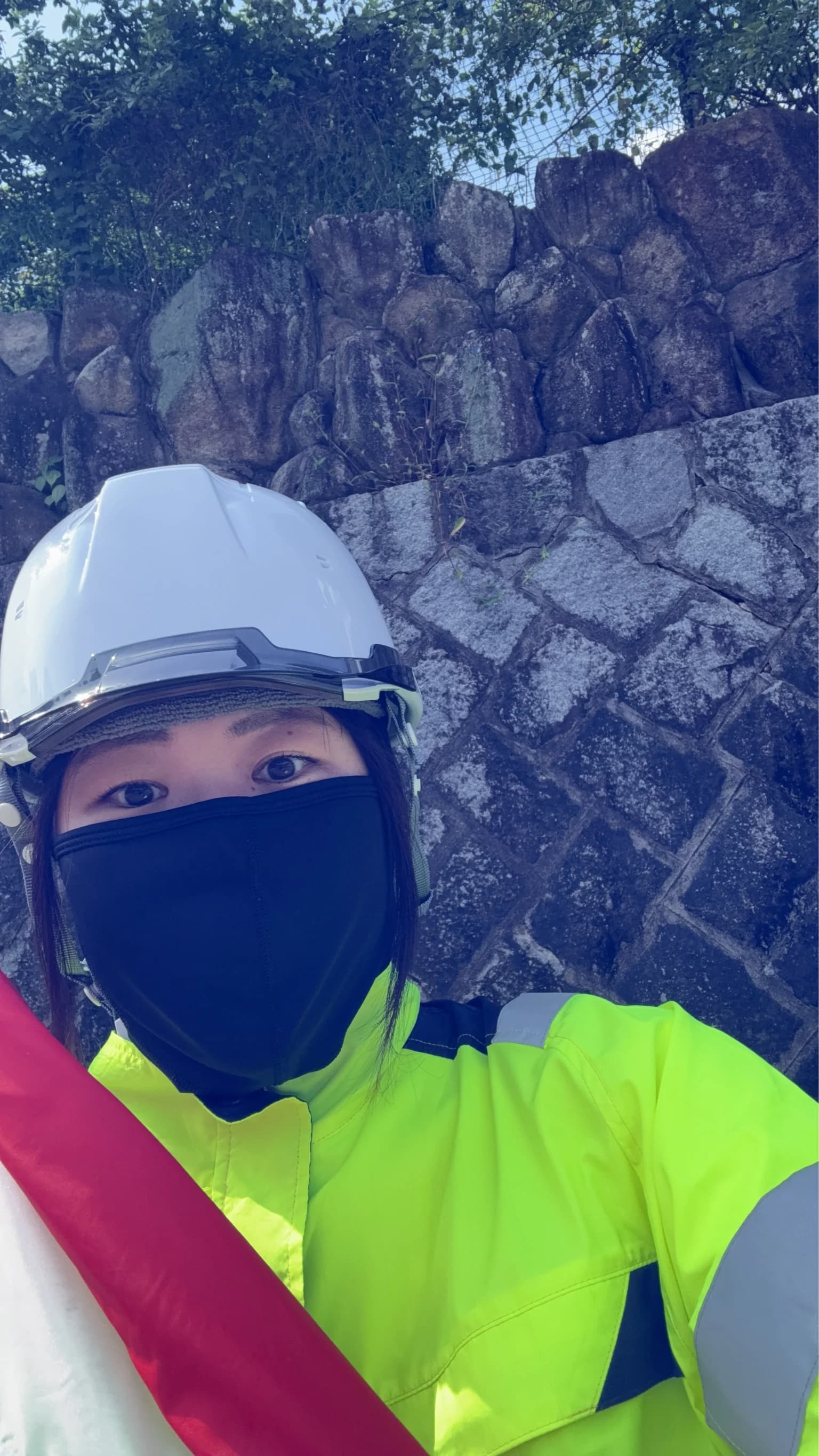 誘導旗を持ち現場に立つ警備員