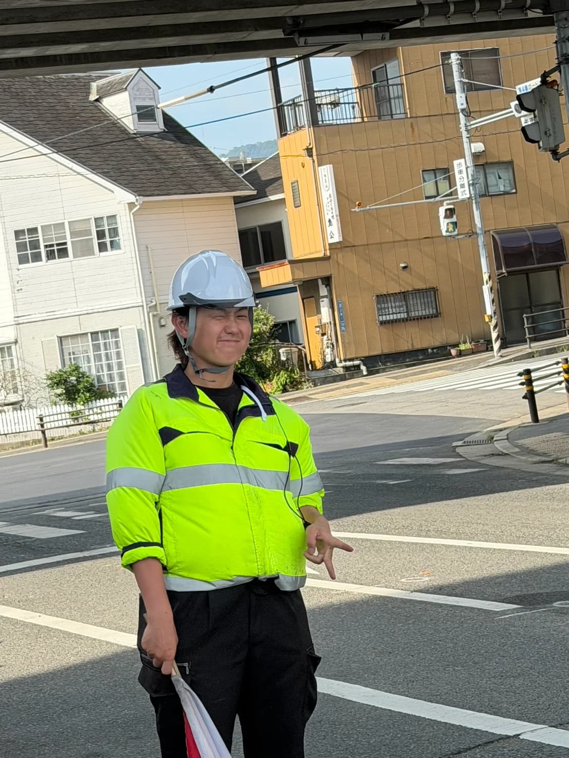 交差点で交通誘導を行う若手警備員